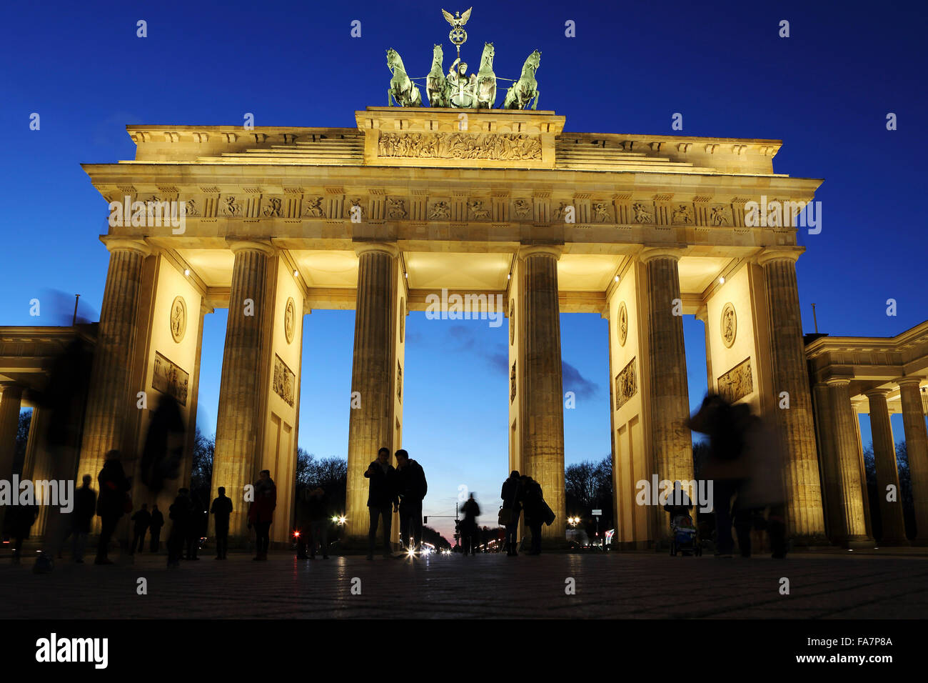 Mulino di turisti intorno alla Porta di Brandeburgo a Berlino, Germania. Il punto di riferimento è sormontato dalla Quadriga. Foto Stock