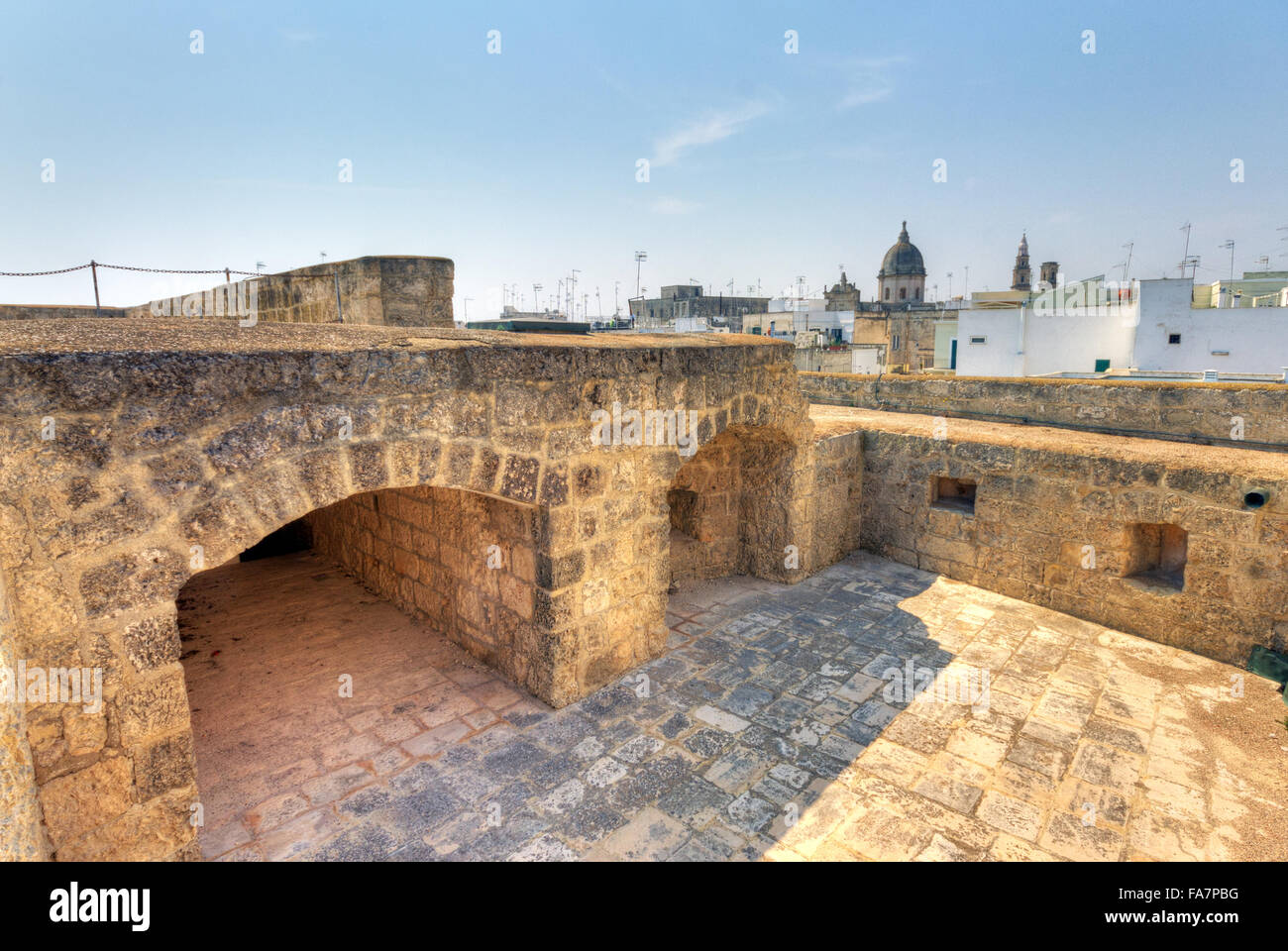 L'Italia, Puglia, Monopoli, cityscape dal Castello Carlo V Foto Stock