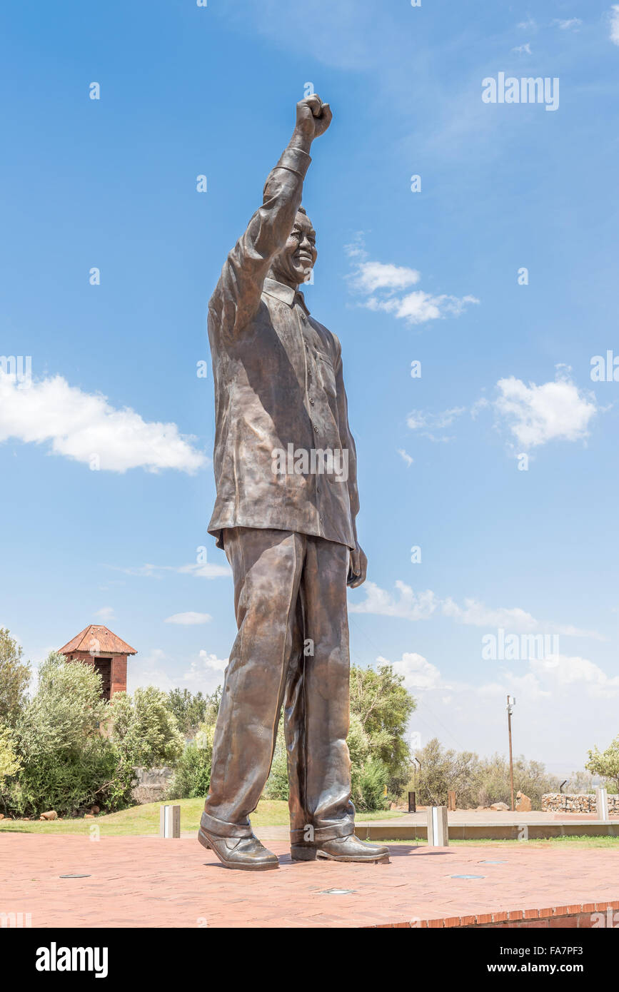 BLOEMFONTEIN, SUD AFRICA, dicembre 21, 2015: 6,5 m la statua di bronzo di Nelson Mandela sulla collina navale di Bloemfontein con parte Foto Stock