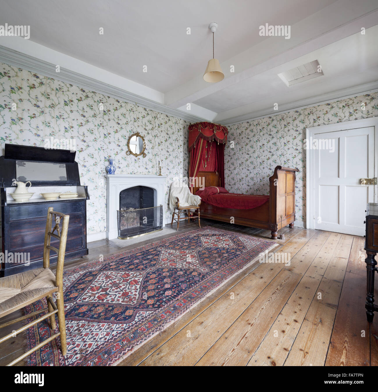 La Upper East stanza a Lacock Abbey, Wiltshire. Il letto di cremisi è Impero Francese. Foto Stock