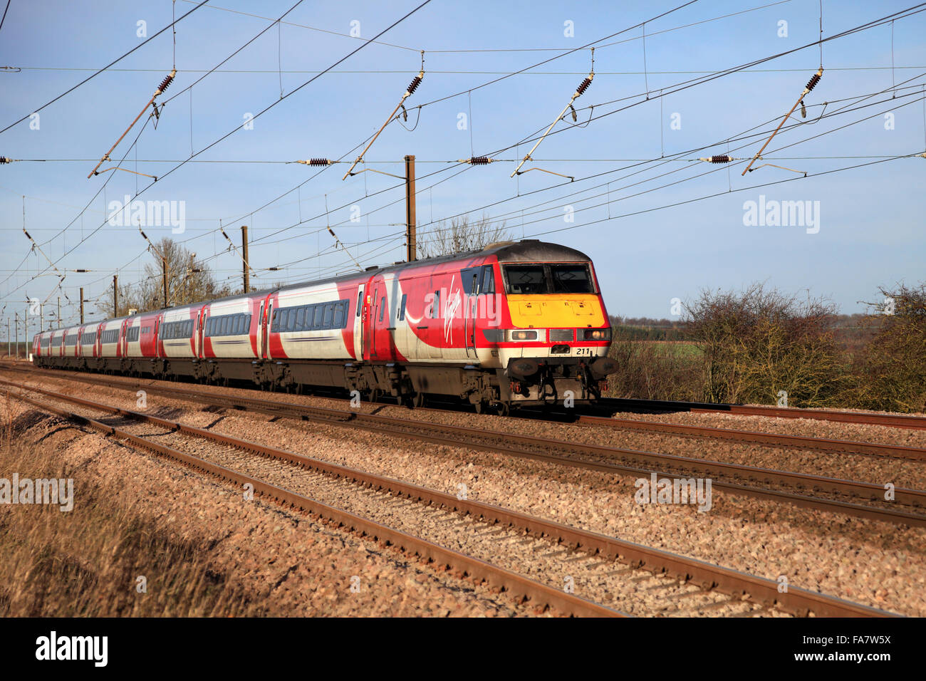 82211 treni del Virgin, alta velocità del treno elettrico, East Coast Main Line Railway, nei pressi del villaggio di Creeton, Lincolnshire, Inghilterra Foto Stock