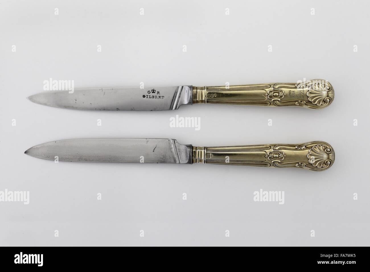 Argento dorato coltelli con lame in acciaio, shell e configurazione a clessidra, da Wm Eley e Wm Felce, 1823, parte della collezione di argento a Ickworth, Suffolk. Il National Trust numero di inventario: 852102 Foto Stock