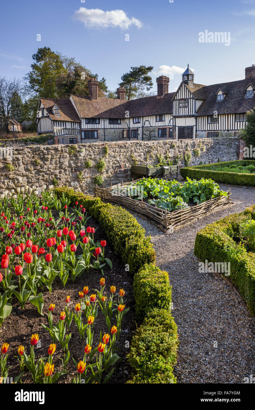 Il fiore e orto con i cottages in background a Ightham Mote, Kent Foto Stock