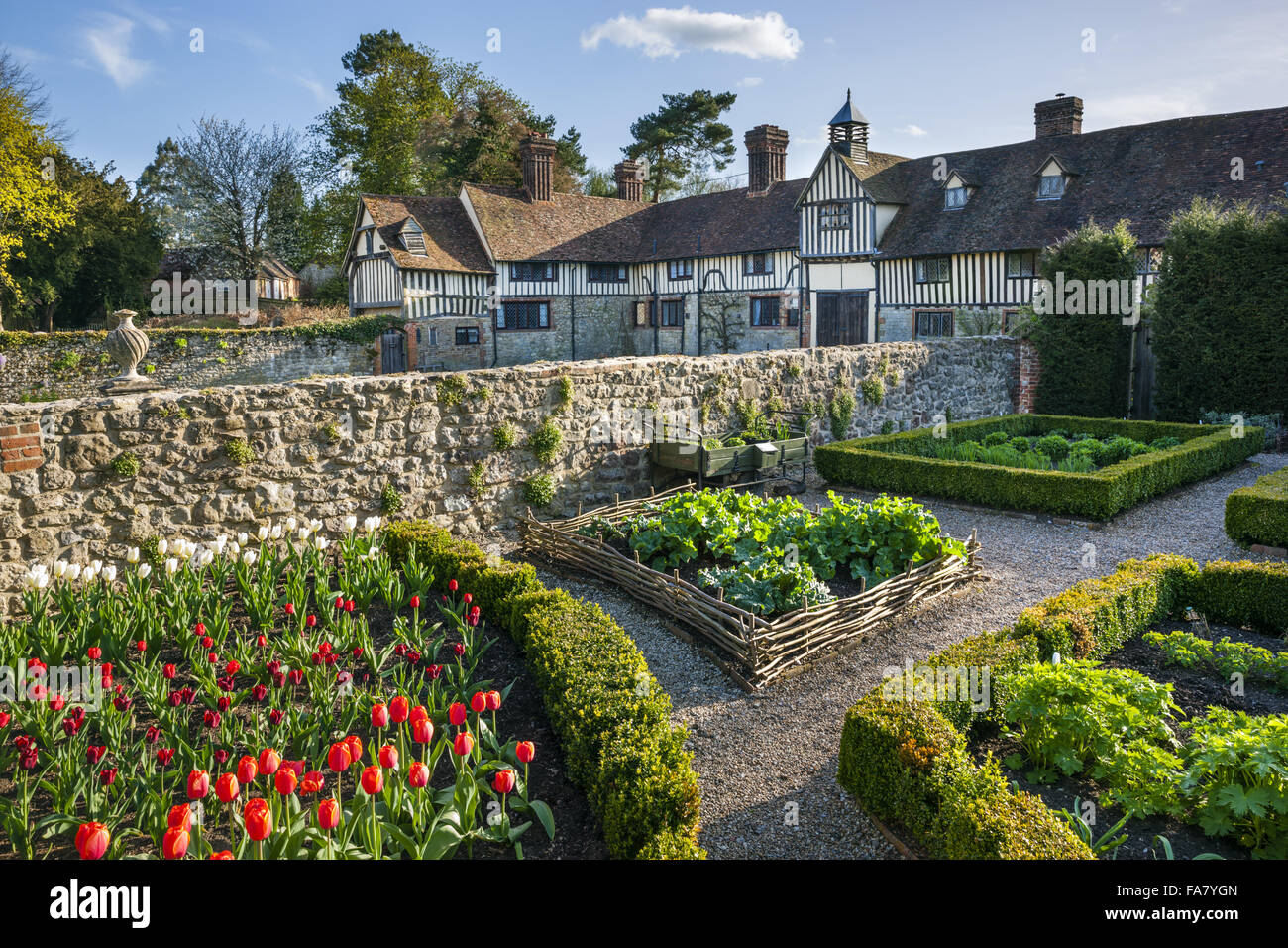 Il fiore e orto con i cottages in background a Ightham Mote, Kent Foto Stock