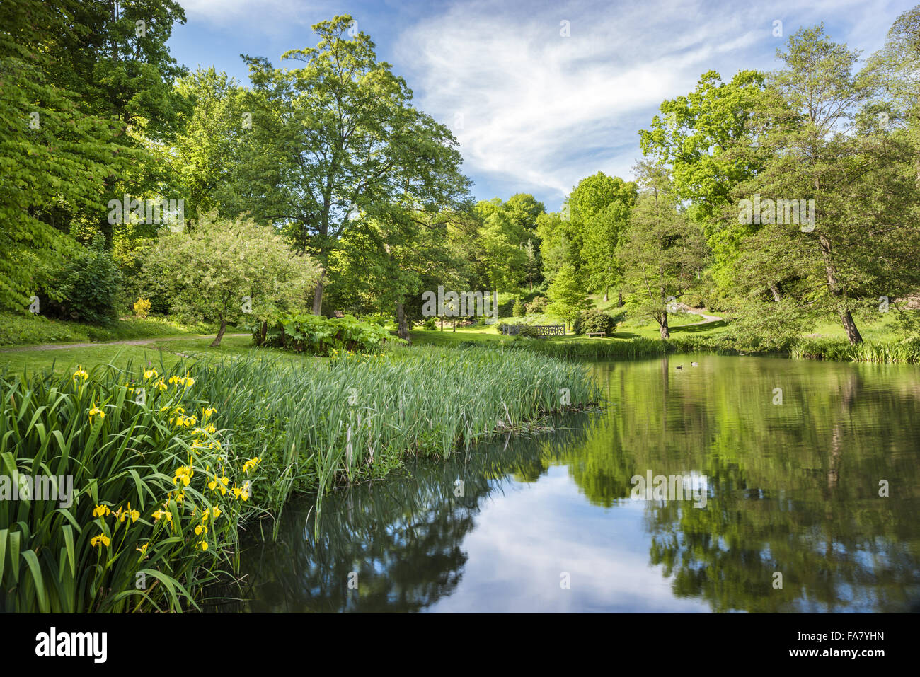 Il lago e giardino a Ightham Mote, Kent Foto Stock