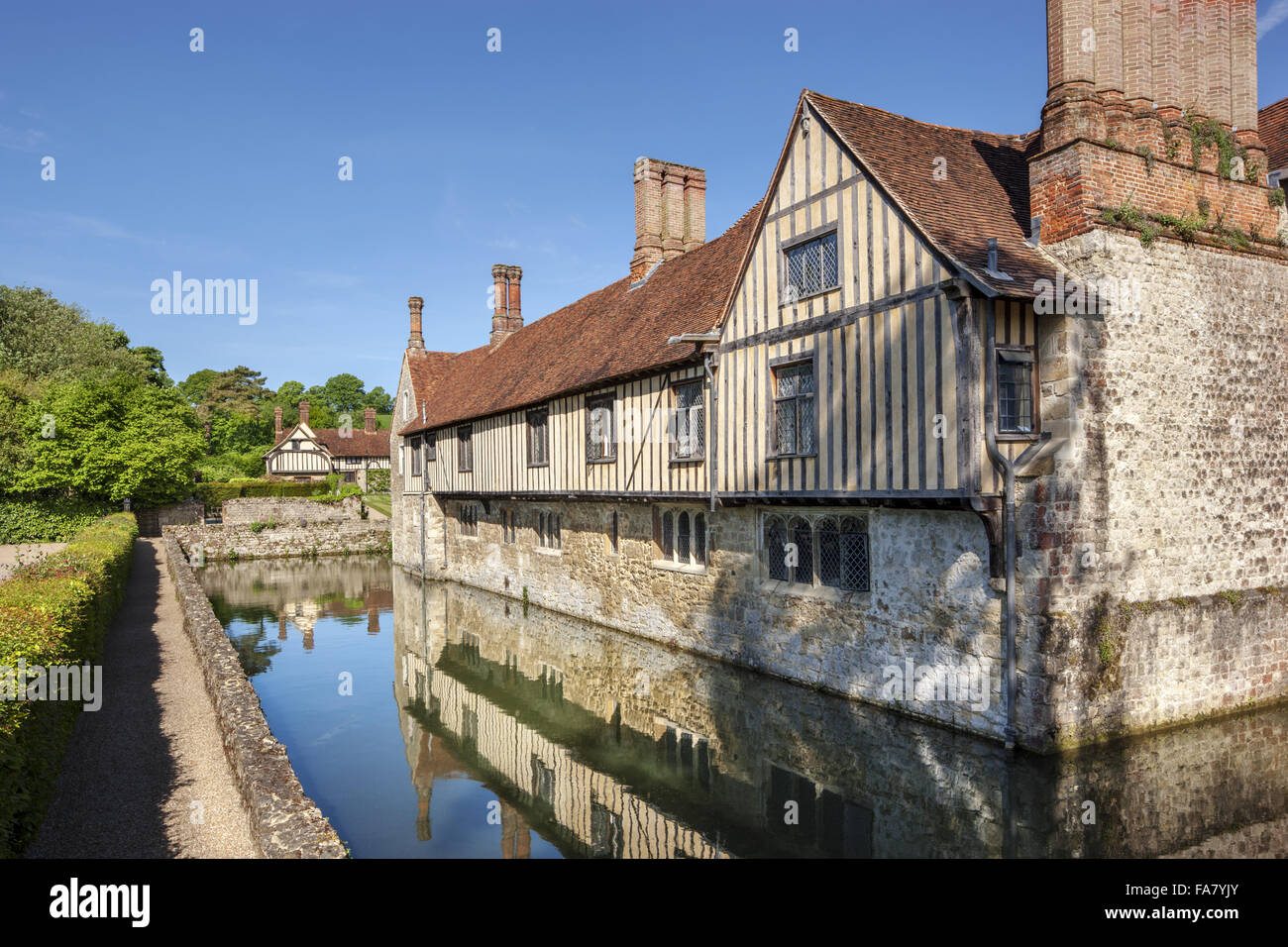 Parte anteriore orientale con i cottages in background a Ightham Mote, Kent Foto Stock