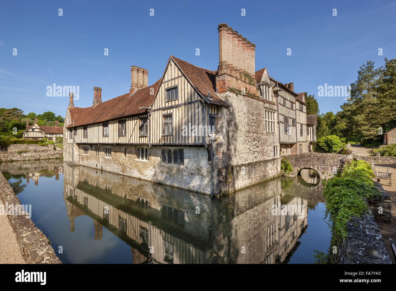 L'angolo sud est con i cottages in background a Ightham Mote, Kent Foto Stock