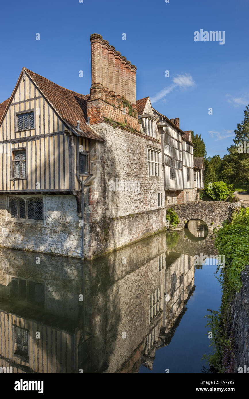L'angolo est con i cottages in background a Ightham Mote, Kent Foto Stock