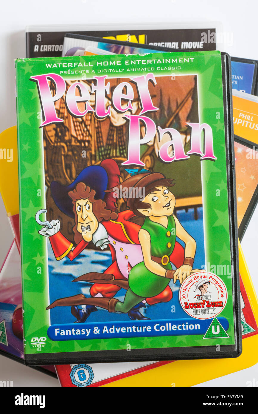 Pila di DVD con Peter Pan DVD sulla parte superiore impostato su sfondo bianco Foto Stock
