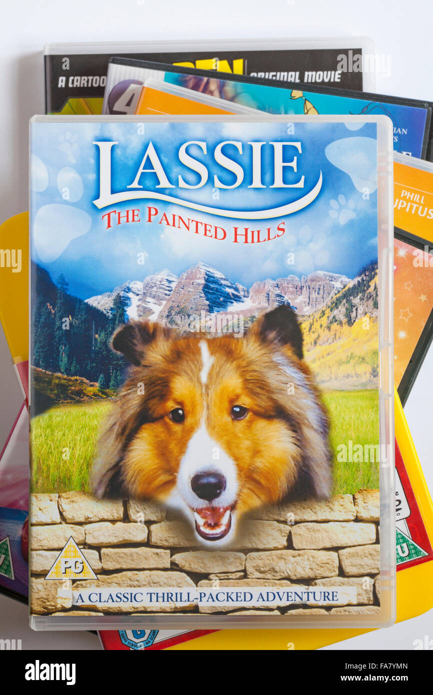 Pila di DVD con Lassie le colline dipinte DVD sulla parte superiore impostato su sfondo bianco Foto Stock