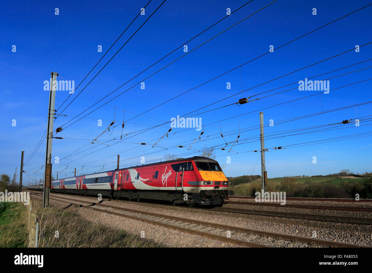 82217 treni del Virgin, alta velocità del treno elettrico, East Coast Main Line Railway, nei pressi del villaggio di Creeton, Lincolnshire, Inghilterra Foto Stock