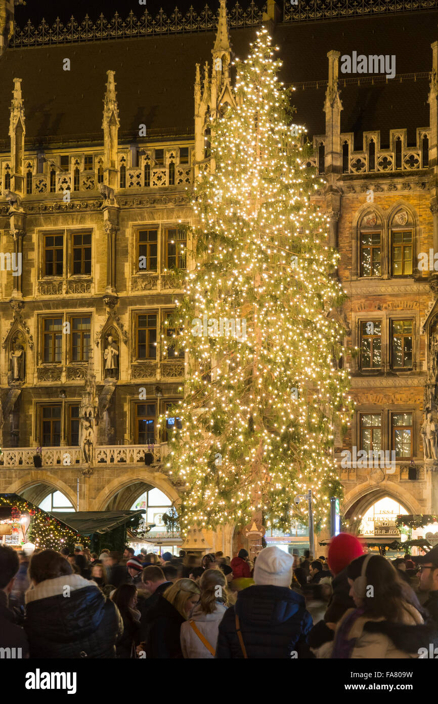 Monaco di Baviera, Germania - 12 dicembre: la gente al mercato di natale di notte con l'accensione di un albero di natale a Monaco di Baviera, Germania Foto Stock Monaco di Baviera, Germania - 12 dicembre: la gente al mercato di natale di notte con l'accensione di un albero di natale a Monaco di Baviera, Germania Foto Stock