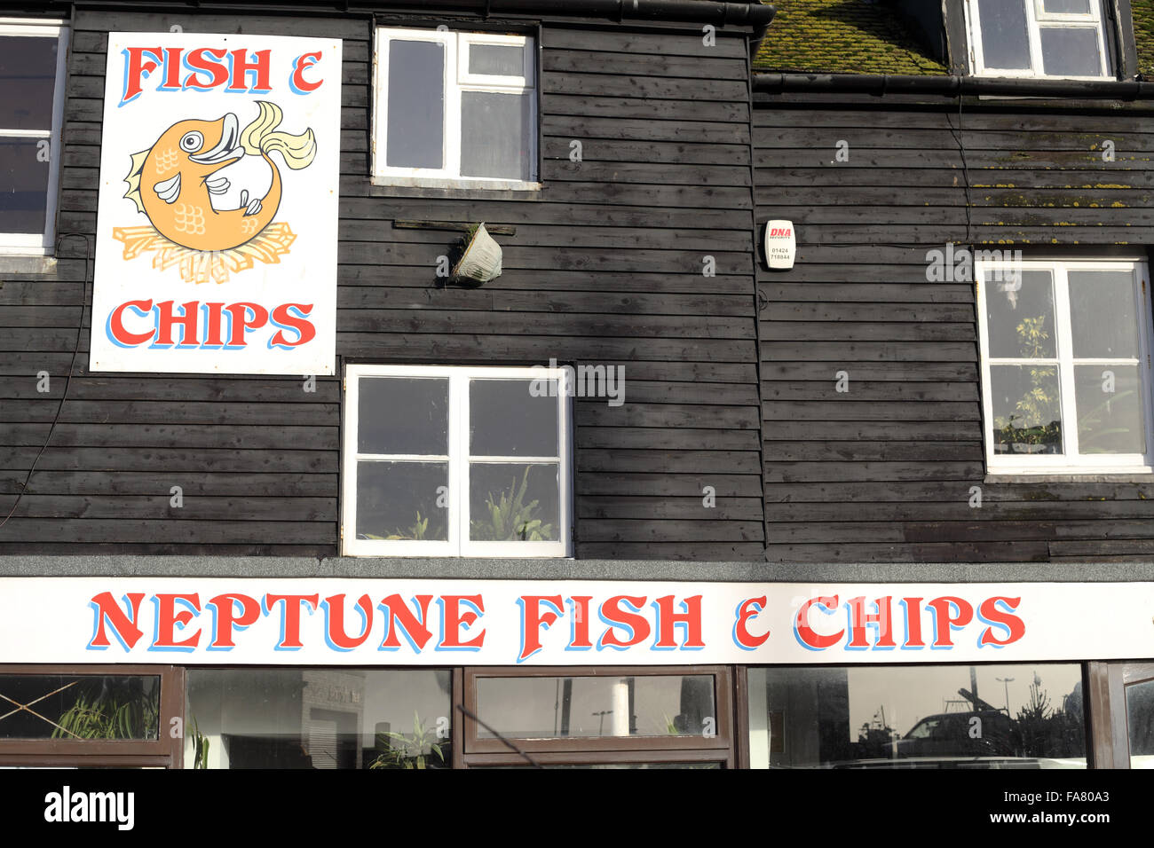 Il Nettuno Cafe uno dei molti Fish & Chips in Hastings, East Sussex, Regno Unito Foto Stock