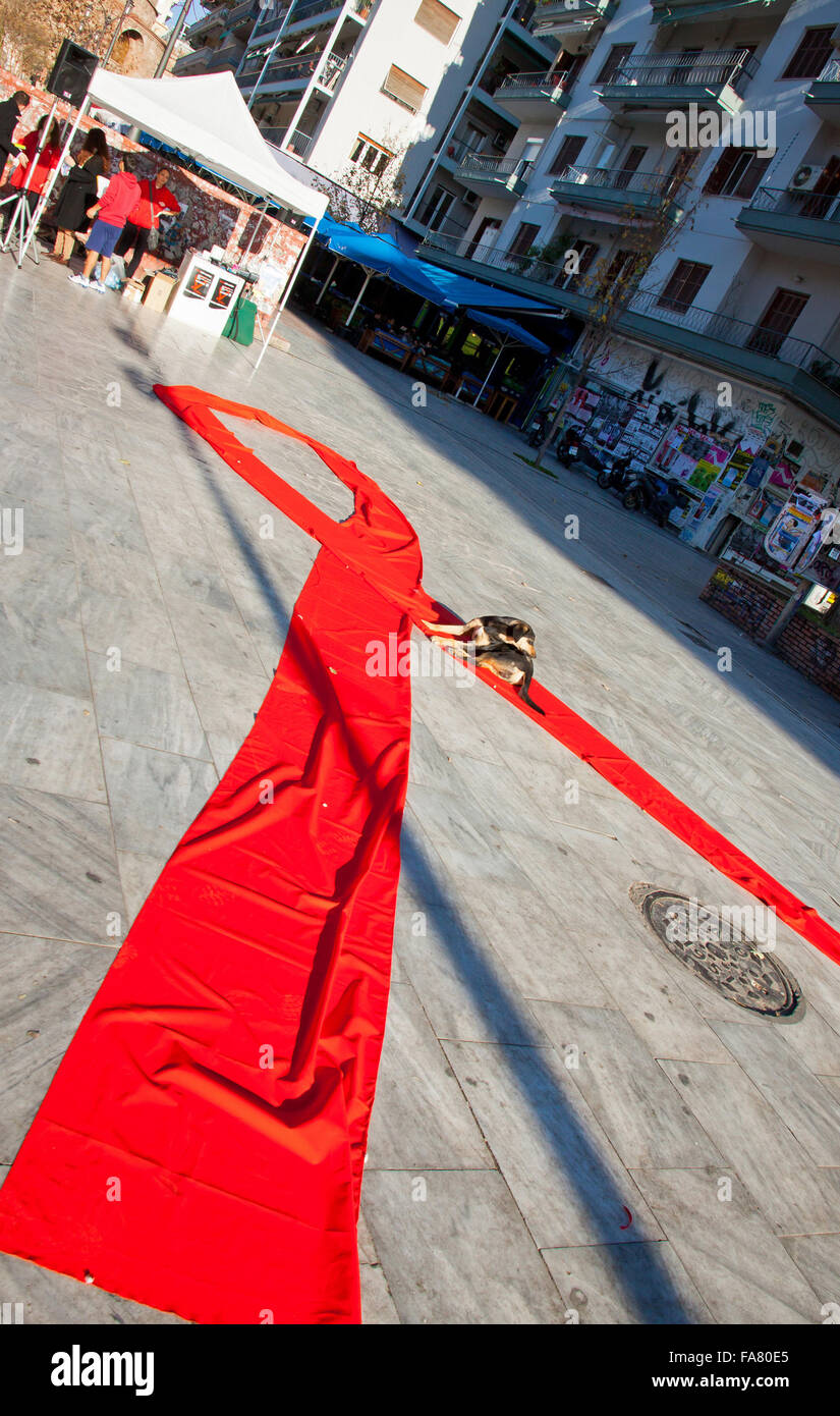 Salonicco, Grecia - DICEMBRE 1,2012: Giornata Mondiale contro l AIDS per le strade della città di Salonicco. Questa giornata dedicata alla sensibilizzazione della pandemia dell AIDS e in lutto per coloro che sono morti a causa di questa malattia Foto Stock
