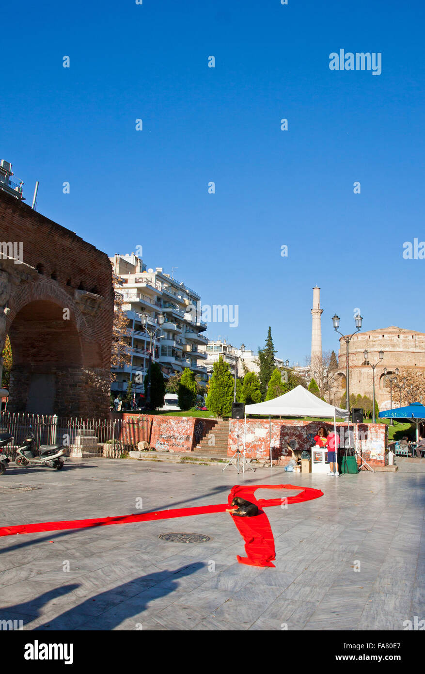 Salonicco, Grecia - DICEMBRE 1,2012: Giornata Mondiale contro l AIDS per le strade della città di Salonicco. Questa giornata dedicata alla sensibilizzazione della pandemia dell AIDS e in lutto per coloro che sono morti a causa di questa malattia Foto Stock