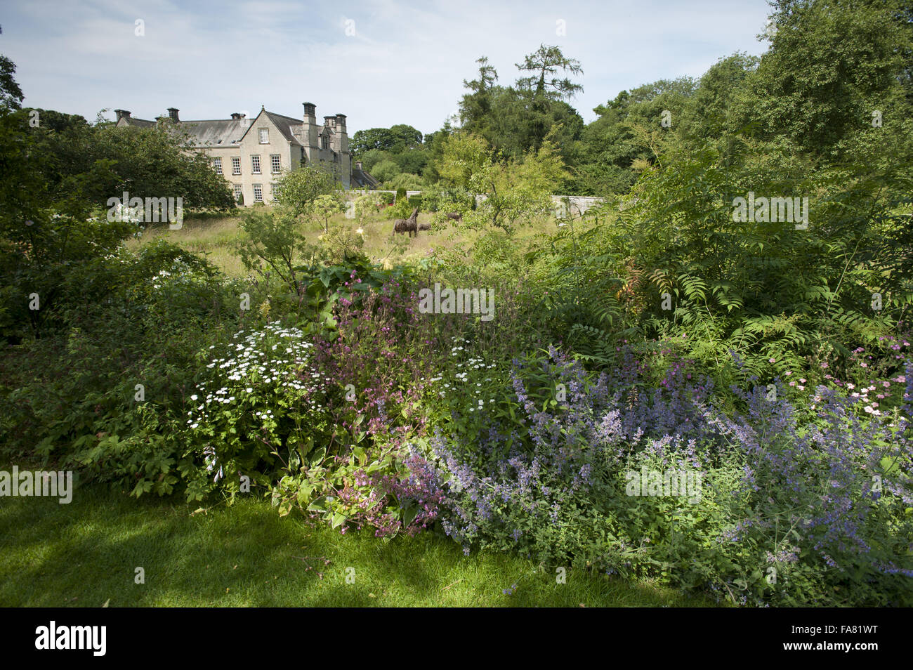 Vista dal giardino verso la casa in giugno a Nunnington Hall, North Yorkshire. Foto Stock