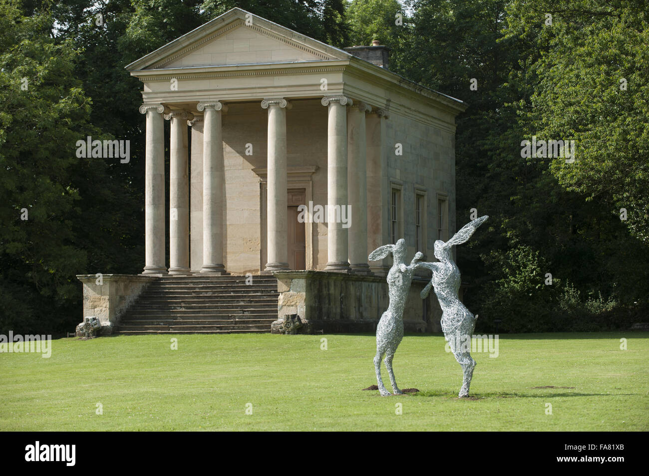 Scultura di coniglio di fronte al tempio ionico a terrazza di Rievaulx, North Yorkshire. Il tempio è stato probabilmente progettato da Sir Thomas Robinson nei tardi 1750s. Foto Stock