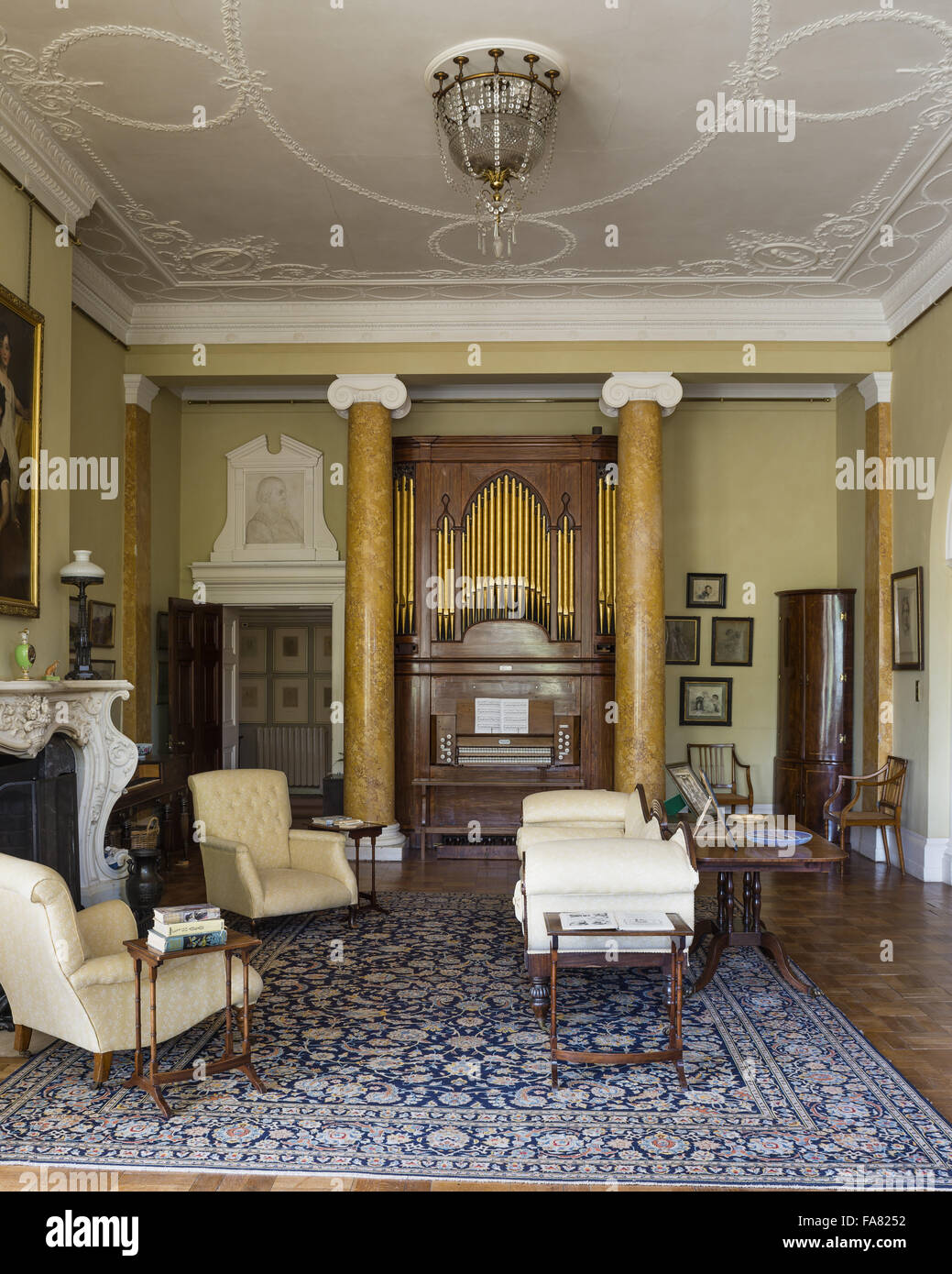 La Sala della Musica a Killerton, Devon. Originariamente la sala da pranzo, questa sala prende il suo nome dalla camera organo, che era stato costruito nel 1807. Foto Stock