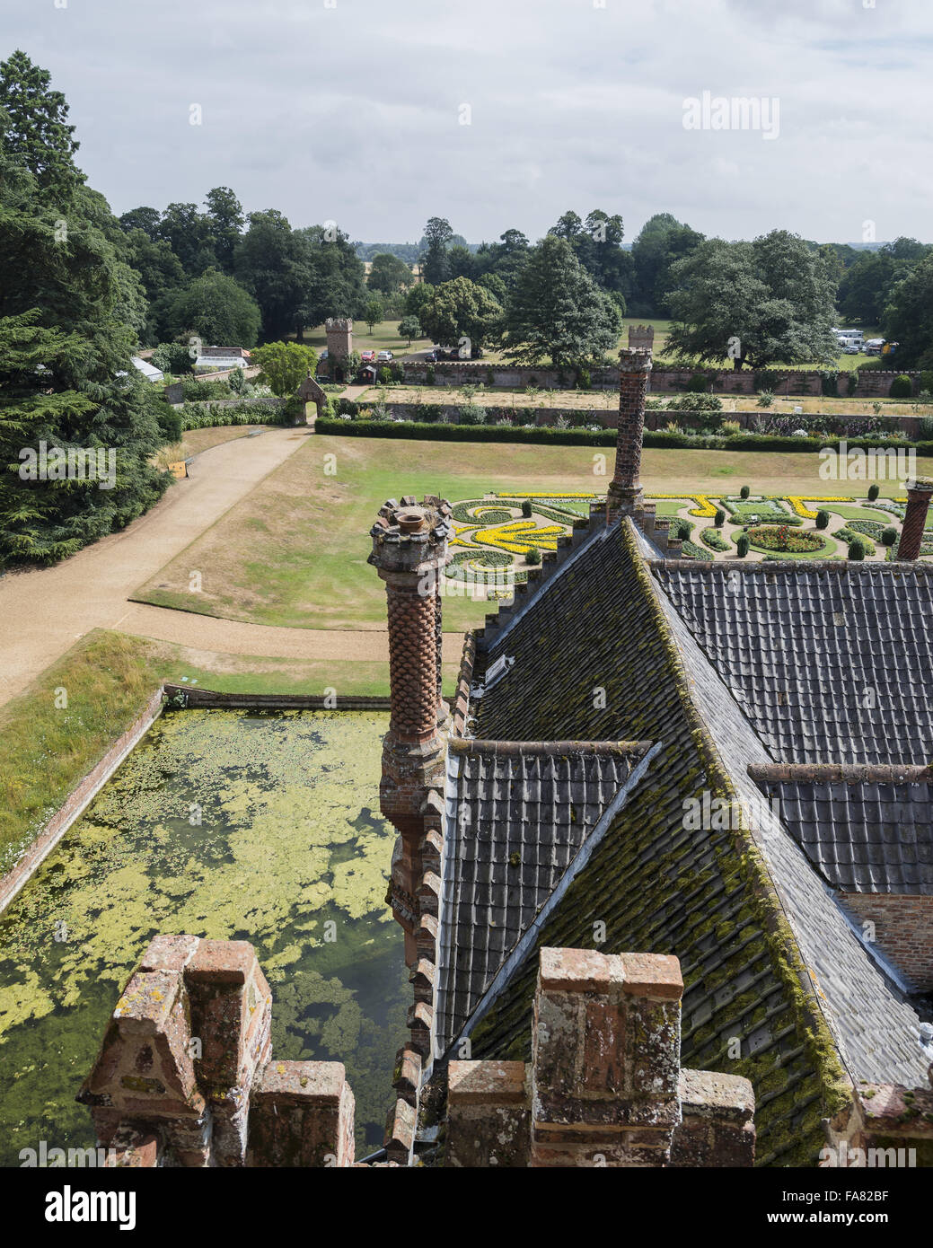 Vista dei tetti, fossato e giardini di Oxburgh Hall, Norfolk, dalla Torre Guardiola. Foto Stock