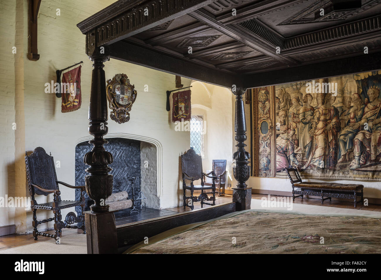 Sala della Regina, Oxburgh Hall, Norfolk, visto dalla camera il letto a baldacchino. Occupa il secondo piano di The Gatehouse, questo è dove Enrico VII la regina Elisabetta di York, alloggiato durante la sua visita nel 1487. Foto Stock