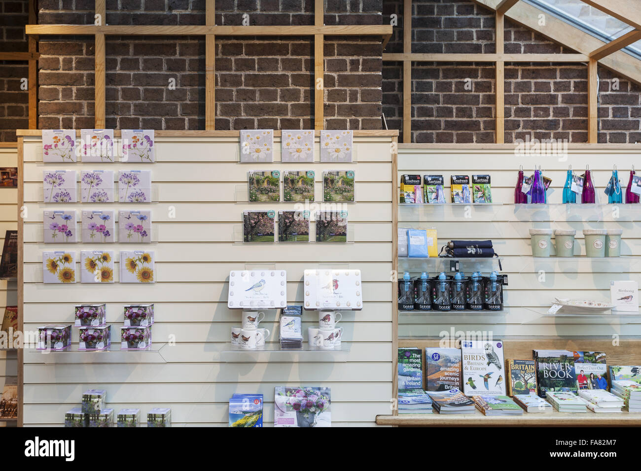 Biglietti d'auguri, libri e altri prodotti sul display nel negozio, Sutton House e gli interruttori automatici in cantiere, Hackney, Londra. Foto Stock