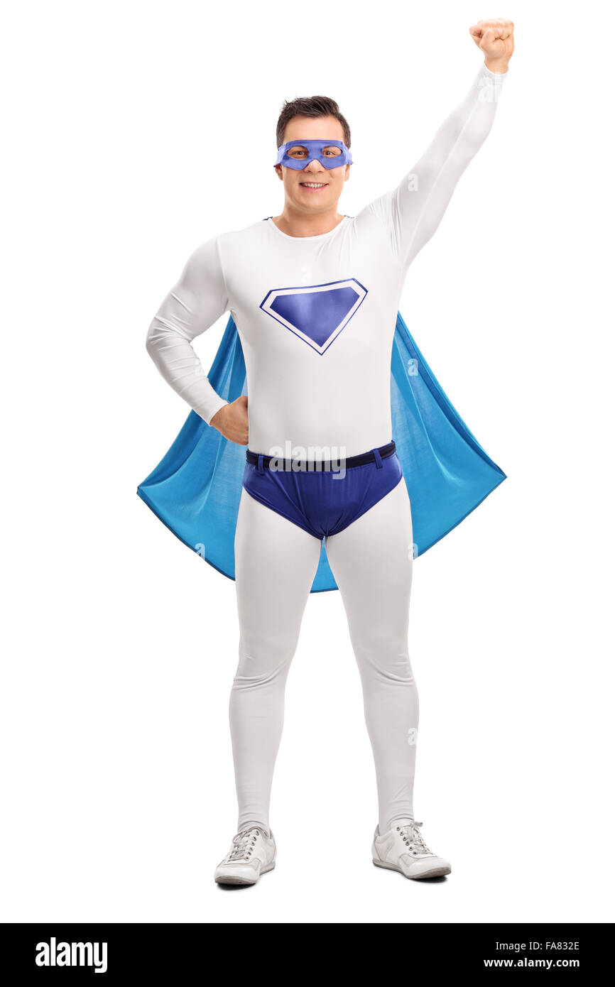 A piena lunghezza Ritratto di una giovane supereroe con un blu cape alzando la mano in aria isolata su sfondo bianco Foto Stock