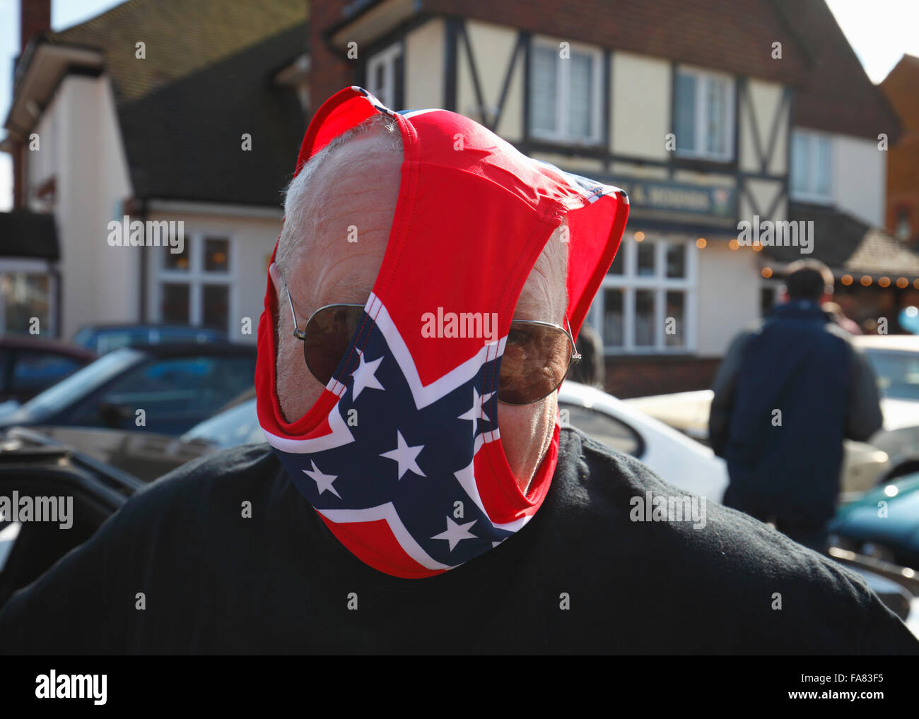 Un uomo con le mutande sulla sua testa che includono un confederato flag di stile design. Foto Stock