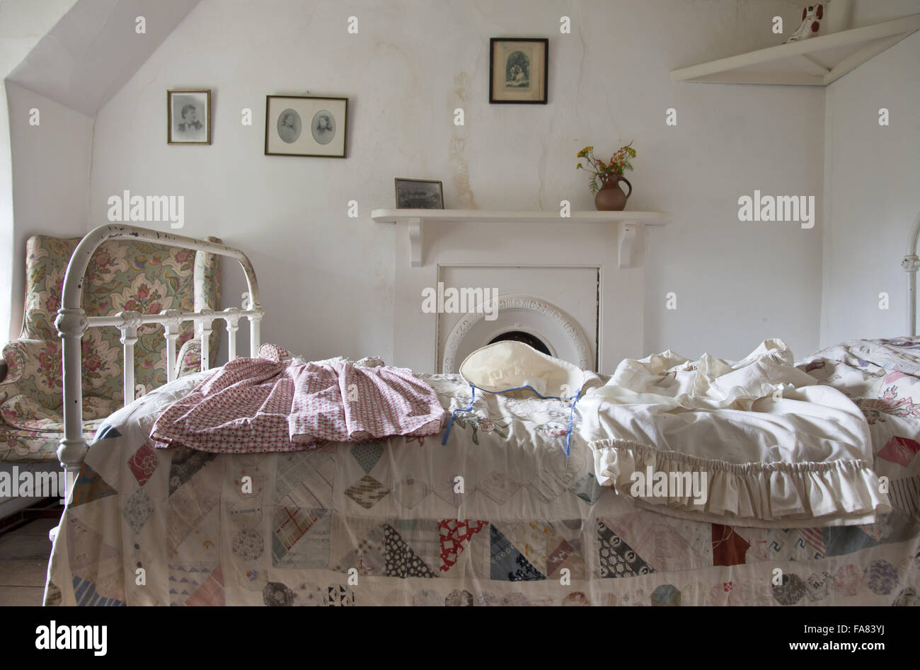 Camera da letto a Hardy's Birthplace, Dorset. Lo scrittore Thomas Hardy è nato a questo cottage in 1840. Foto Stock