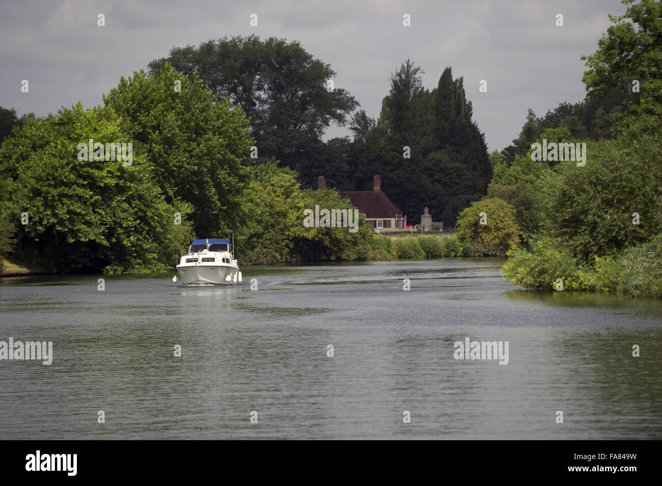 Una barca sul fiume Tamigi a Runnymede, Surrey. Foto Stock