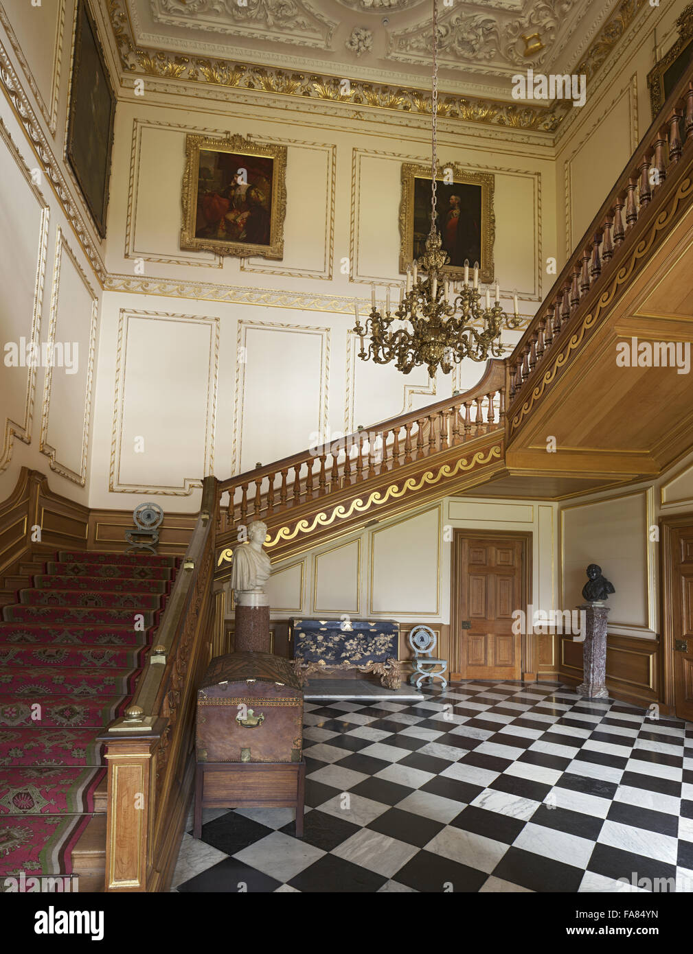 La Scalinata Hall a Belton House, Lincolnshire. Questo è noto come la piccola sala di marmo fino a circa 1830. La camera è C17th con un bianco e nero pavimento lastricato da William Stanton e soffitto in gesso da Edward Goudge. La scala ha una sc vitruviano Foto Stock