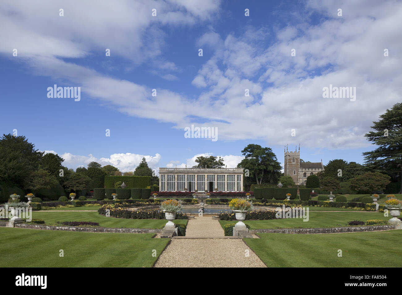 L'Orangery e giardino italiano a Belton House, Lincolnshire. L'Orangerie è stato progettato da Wyatville e costruito nel 1819. Foto Stock