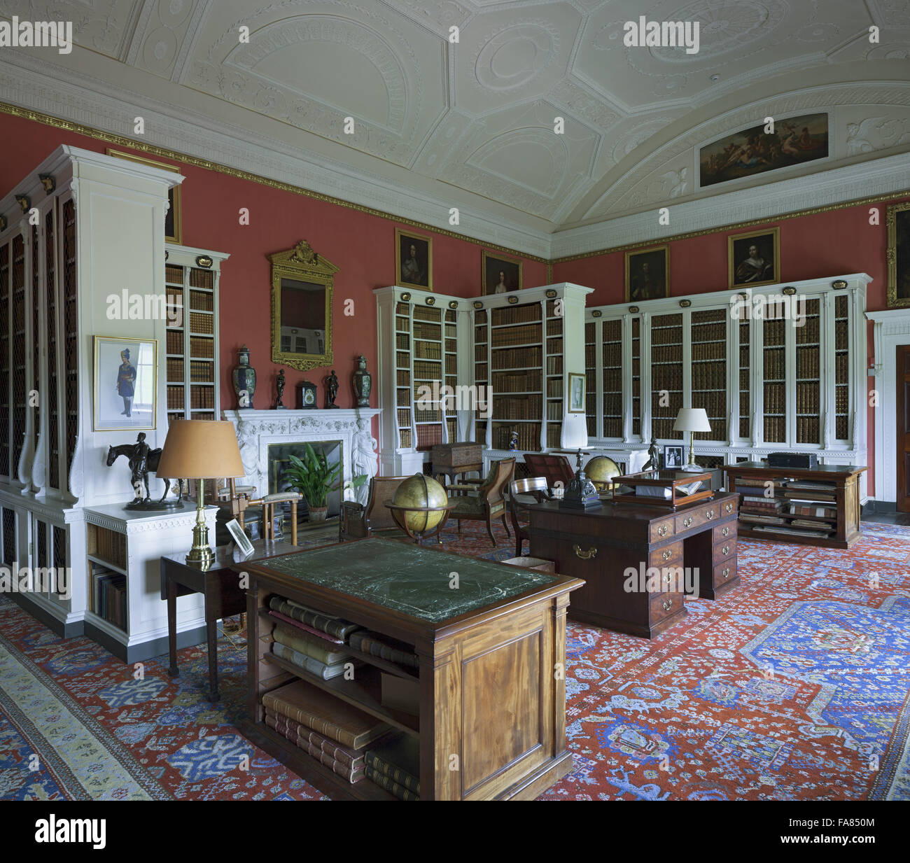 La libreria a Belton House, Lincolnshire. La camera era una sala da pranzo nel XVII secolo e trasformato in una sala da disegno nel 1778, ed è stato convertito in una libreria in 1876. Foto Stock