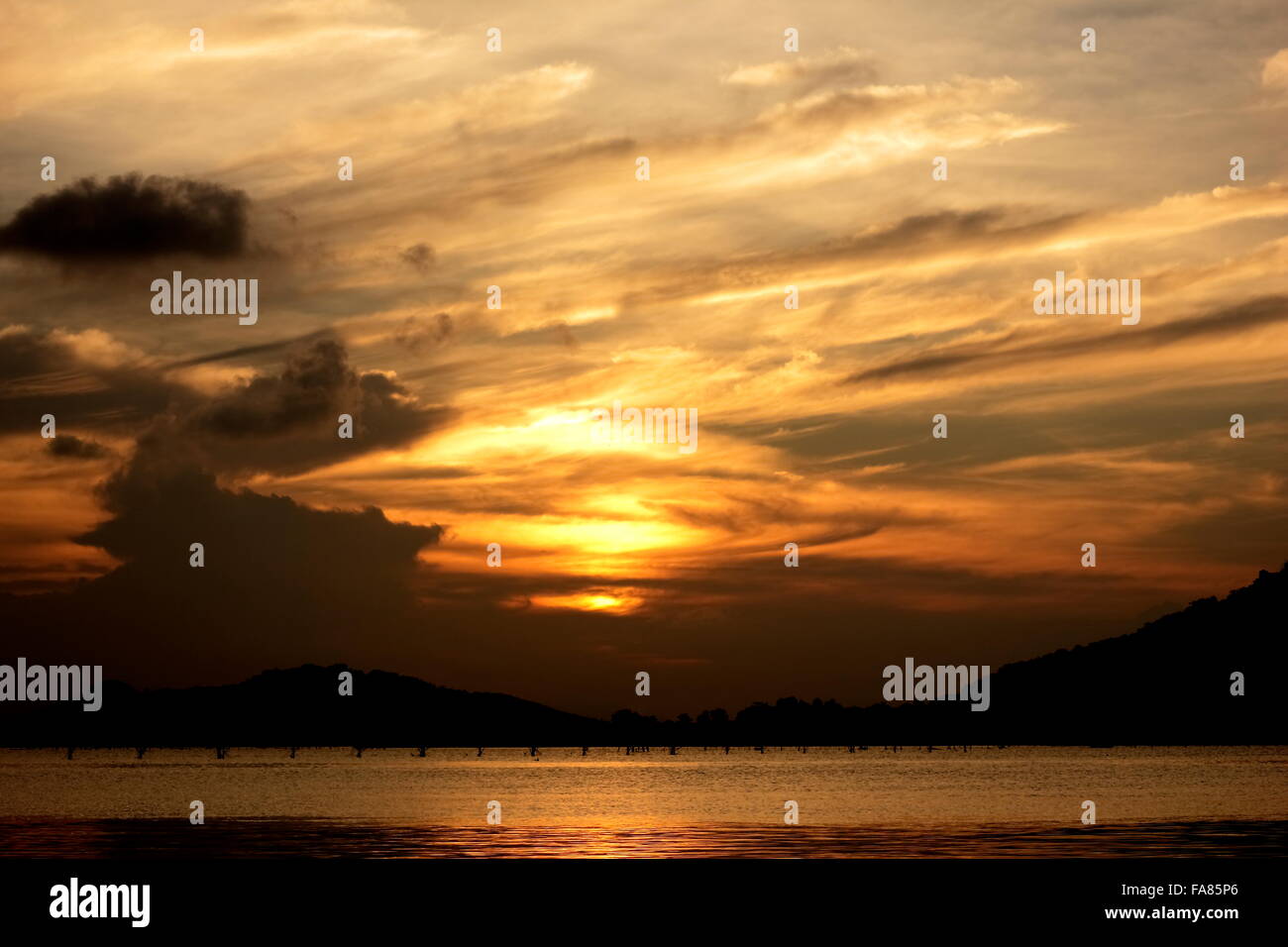 Tramonto sul lago Songkhla Ko yo Foto Stock