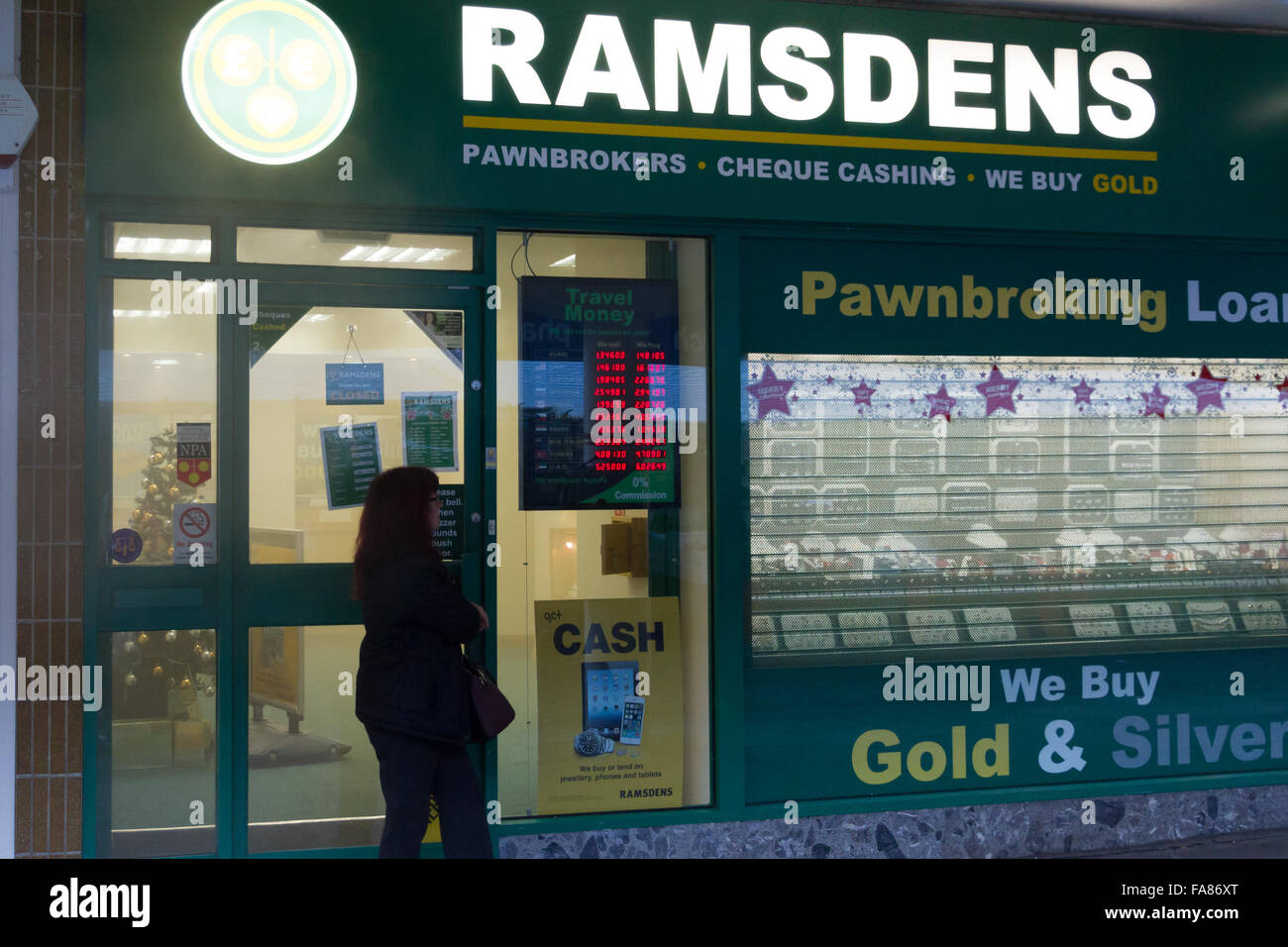 Carmarthen, Wales, Regno Unito. Il 23 dicembre 2015 Persona smette di clienti che entrano Ramsdens pawnbrokers su 21, Rosso Street, Carmarthen a 11am questa mattina come fumo riempie i locali. Credito: Ian Jones/Alamy Live News Foto Stock