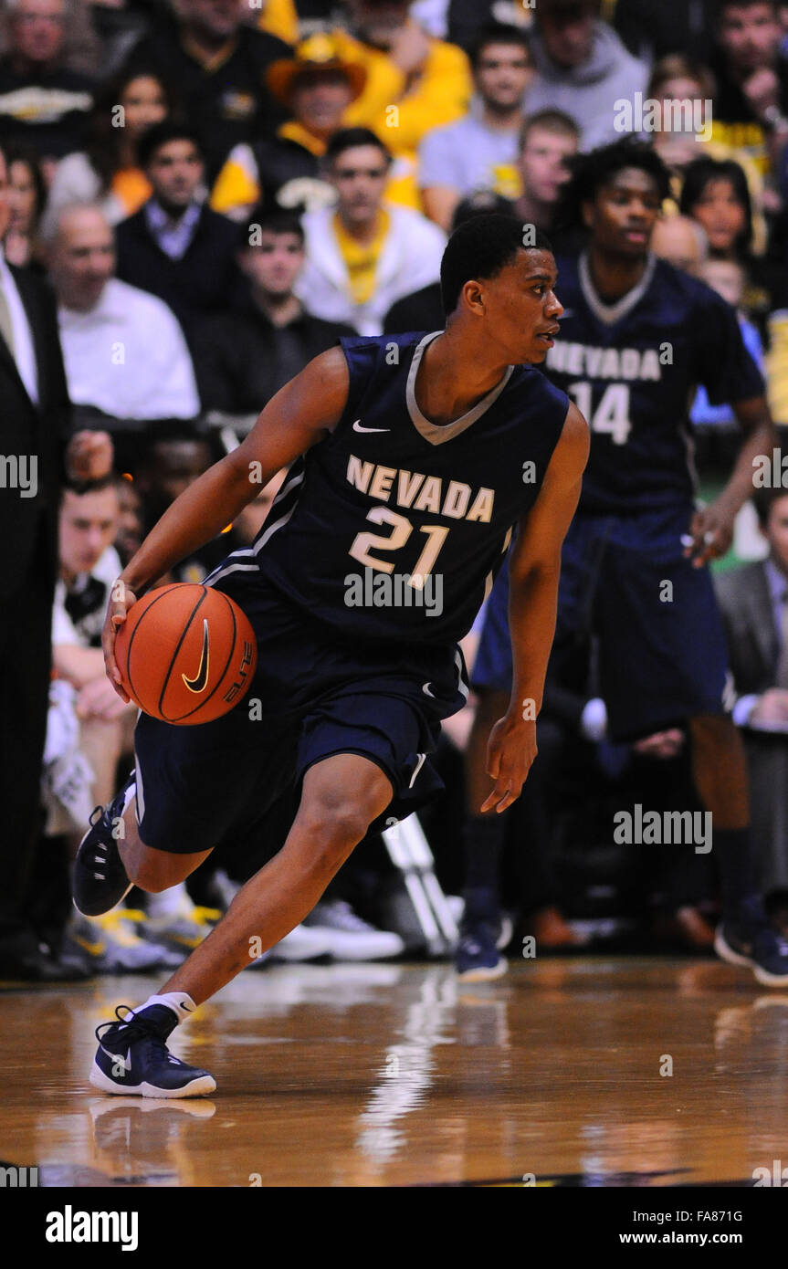 Wichita, Kansas, Stati Uniti d'America. 22 Dic, 2015. Nevada Wolf Pack guard Eric Cooper Jr (21) gestisce la sfera durante il NCAA pallacanestro tra il Nevada Wolf Pack e Wichita State Shockers a Charles Koch Arena di Wichita, Kansas. Kendall Shaw/CSM/Alamy Live News Foto Stock