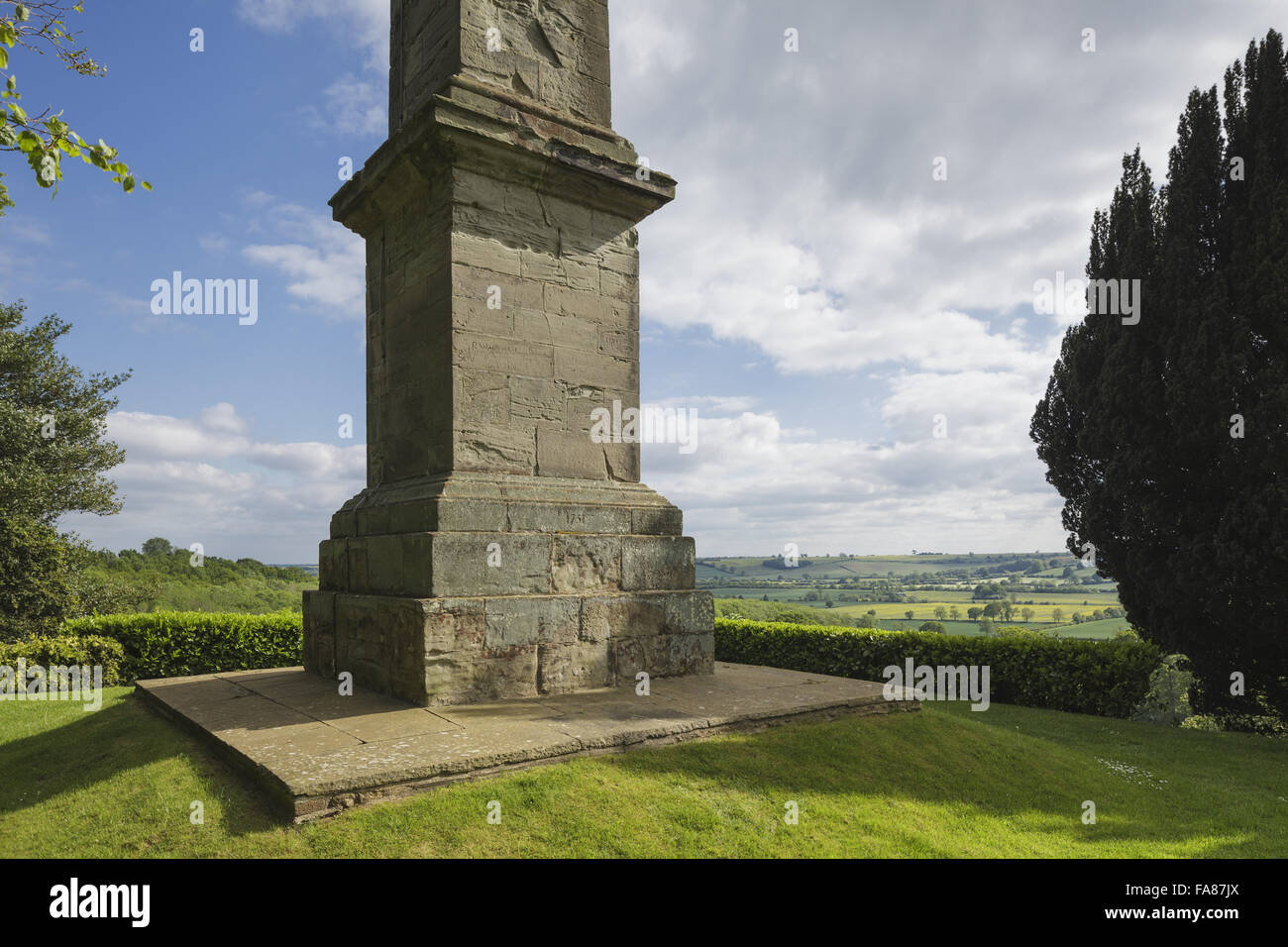 Un obelisco della station wagon di Farnborough Hall, Warwickshire. Farnborough Hall è una dimora del XVIII secolo realizzata in pietra color miele che, circondato da un giardino panoramico con vista sulla campagna. Foto Stock