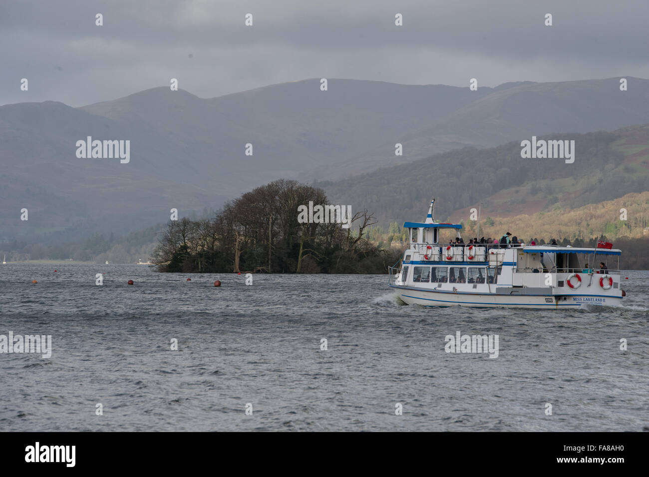 Cumbria, Regno Unito. Il 23 dicembre, 2015. Miss Lakeland II vendite effettuate su Windermere nel Lake District. Credito: Michael Scott/Alamy Live News Foto Stock