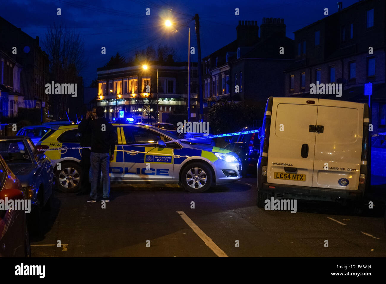 Gli ufficiali di polizia fissare la scena del crimine dopo un accoltellato a Langthorne Road e a nord Birkbeck Road a Londra, England Regno Unito Regno Unito Foto Stock