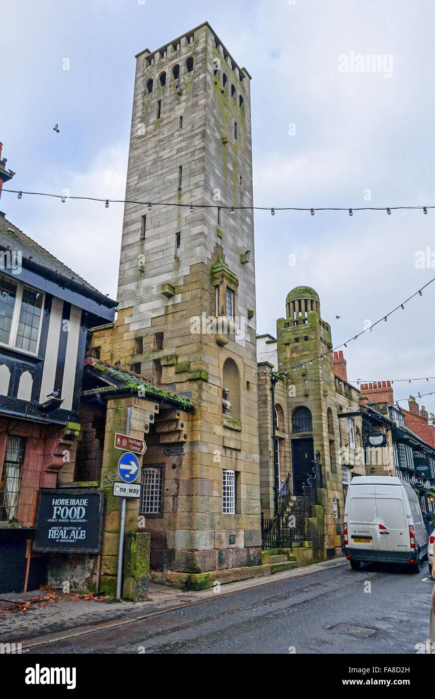 Gaskell Memorial Tower e King's Coffee House King Street, Knutsford, Cheshire, Inghilterra, Regno Unito Foto Stock