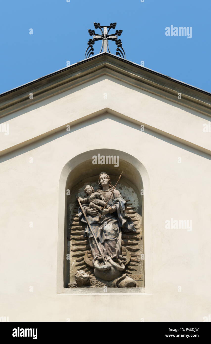 Statua della Madre di Dio al di sopra della gate della cattedrale armena in Leopoli Foto Stock