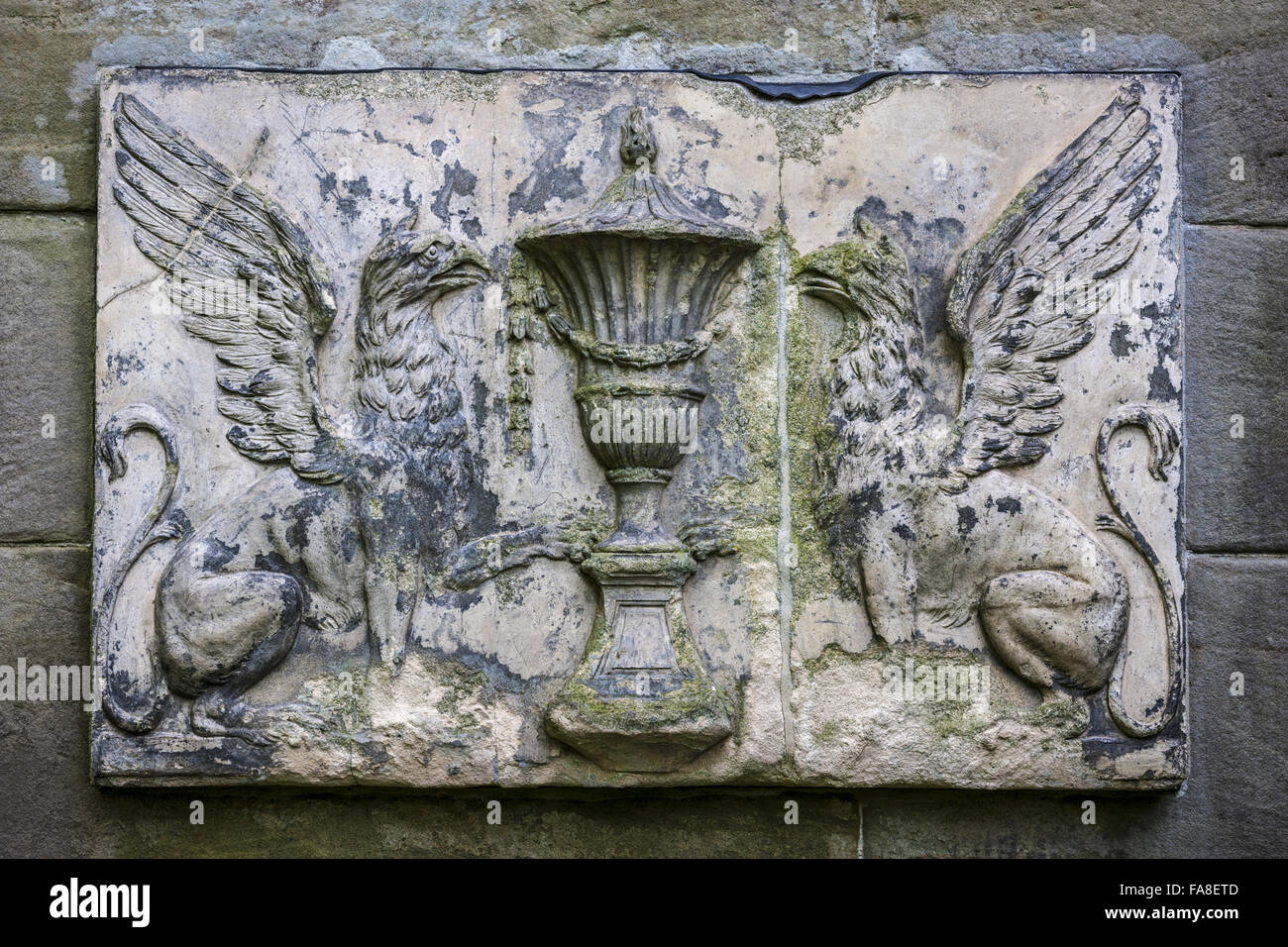 Coade lapide in pietra risalente al 1770 sul Cat monumento sulla Shugborough station wagon, Staffordshire. Il monumento è stato progettato probabilmente da Thomas Wright in circa 1749 e commemora un gatto che ha viaggiato con l'Ammiraglio Anson la razza di Persico Foto Stock