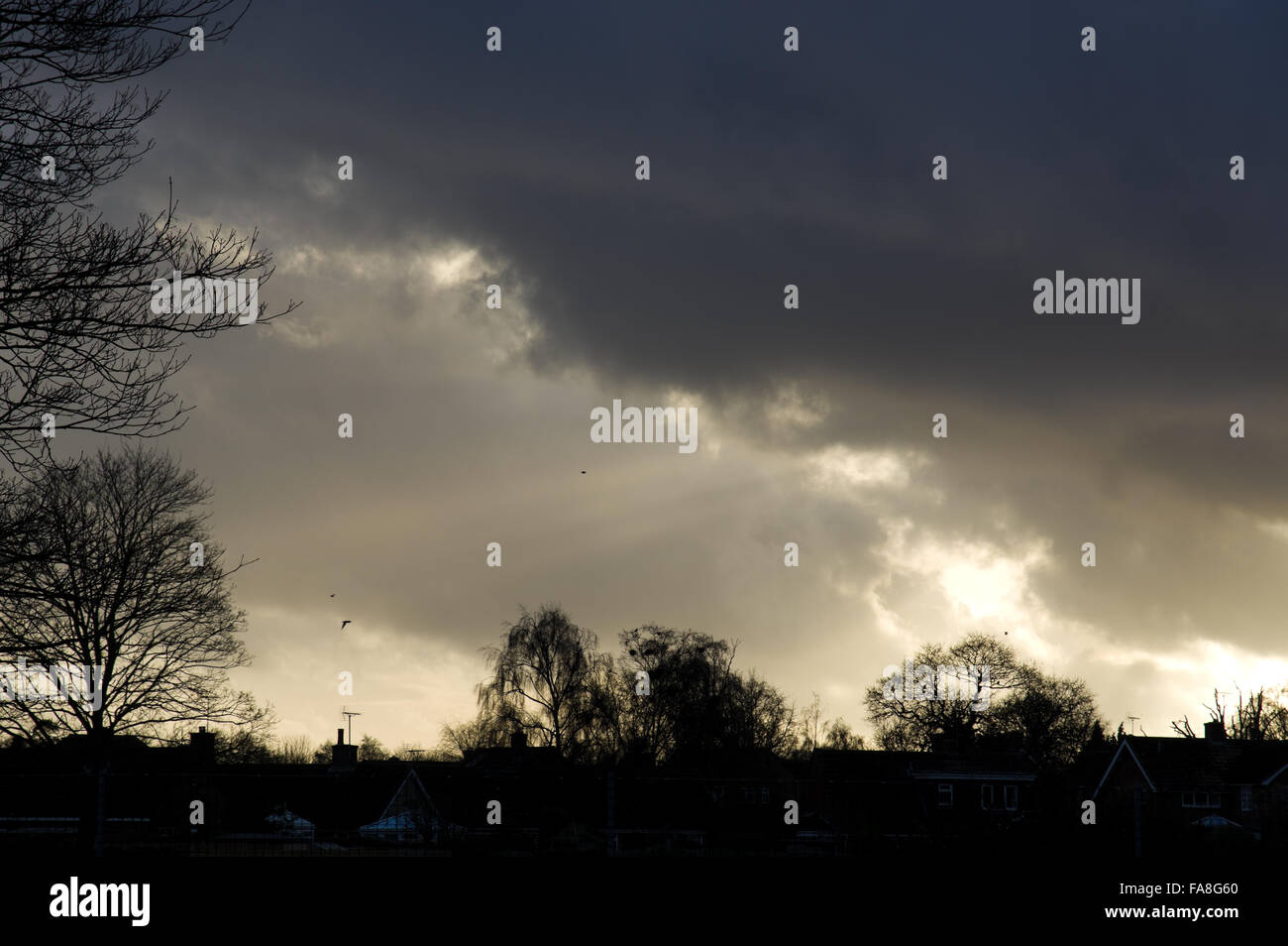 I raggi di luce la rottura tramite il cloud al tramonto Foto Stock