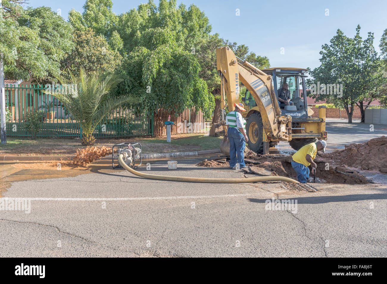 Lavoratori municipali la riparazione di una perdita di acqua nel tubo di Bloemfontein Foto Stock