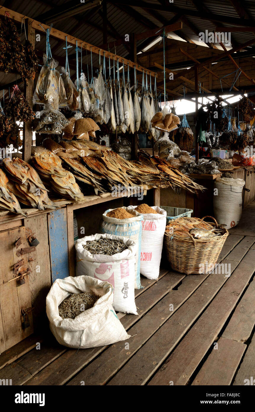 Pesci secchi in Semporna mercato del pesce di Malaysian Borneo Foto Stock