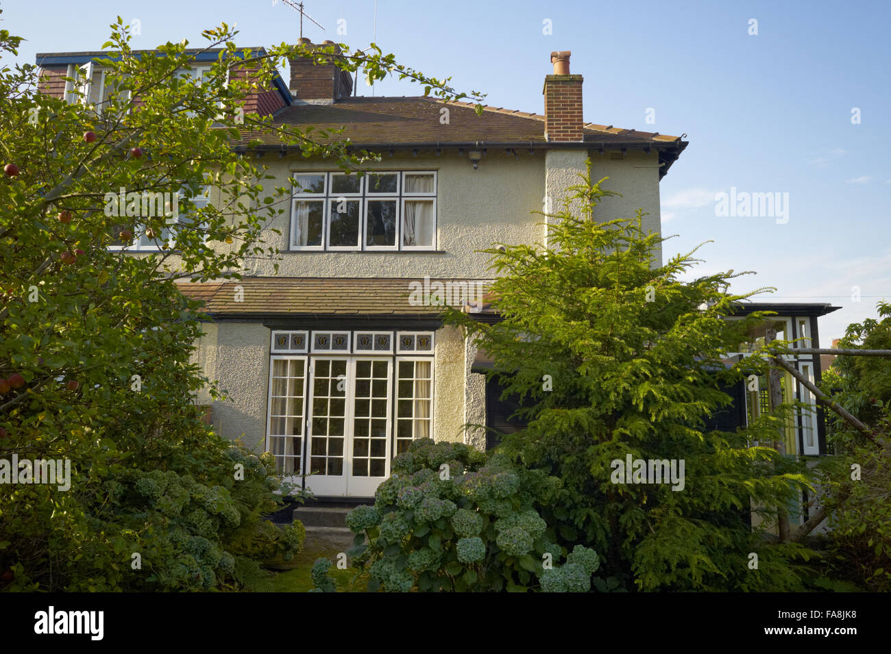 Le finestre francesi e posteriore del Mendips, la casa d'infanzia di John Lennon in Woolton, Liverpool. Foto Stock