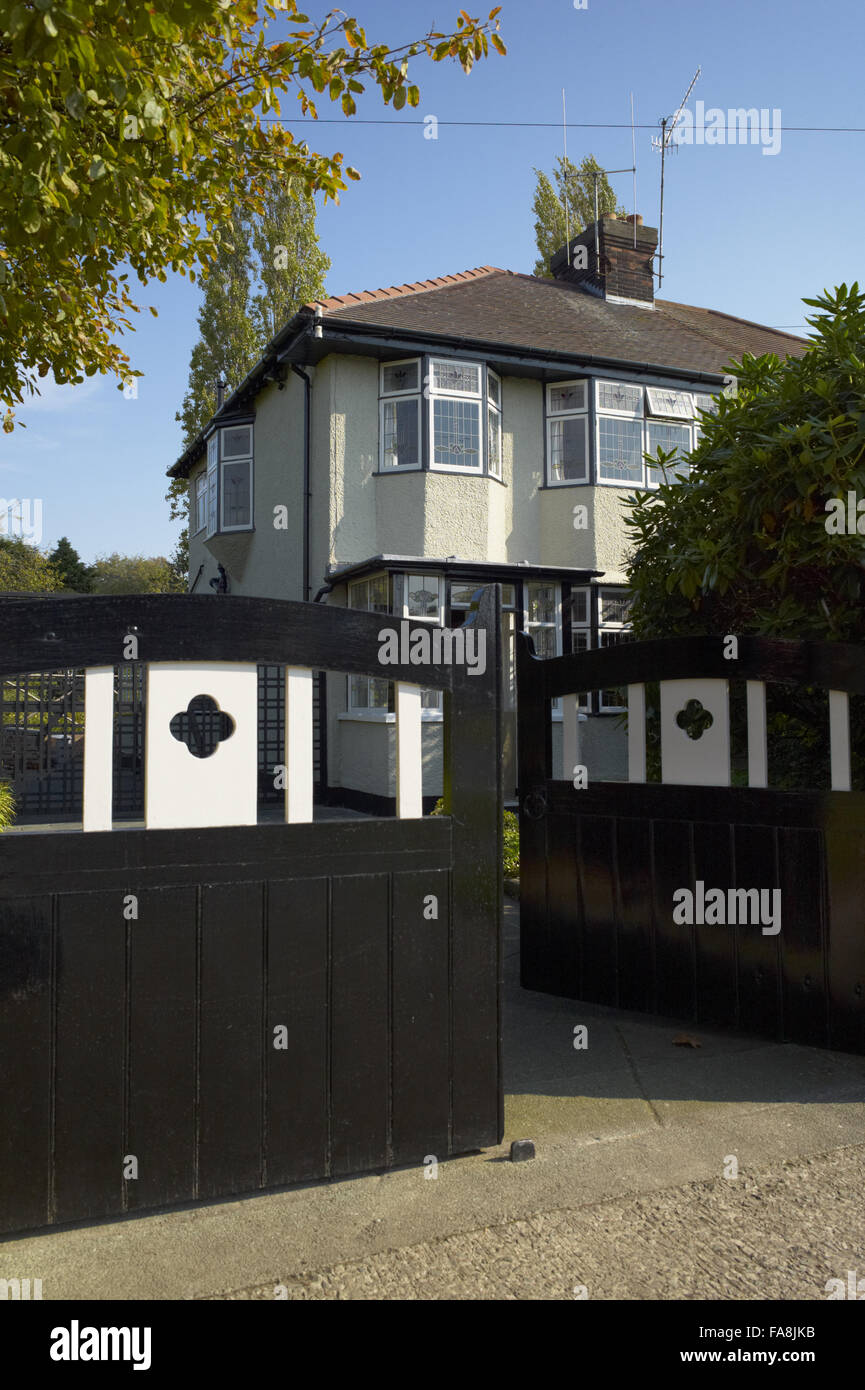 Il cancello anteriore e l' esterno della Mendips, la casa d'infanzia di John Lennon in Woolton, Liverpool. Foto Stock