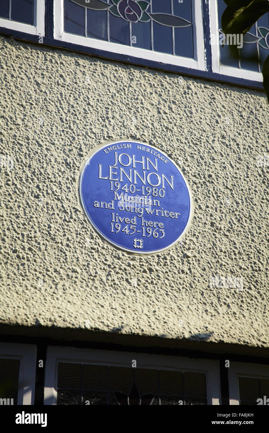 La targa blu sulla parte esterna a Mendips, la casa d'infanzia di John Lennon in Woolton, Liverpool. Foto Stock
