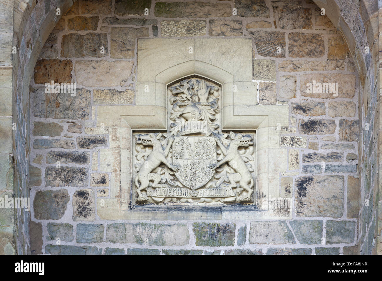 Lo stemma sopra l'ingresso principale a Chirk Castle, Wrexham. Foto Stock