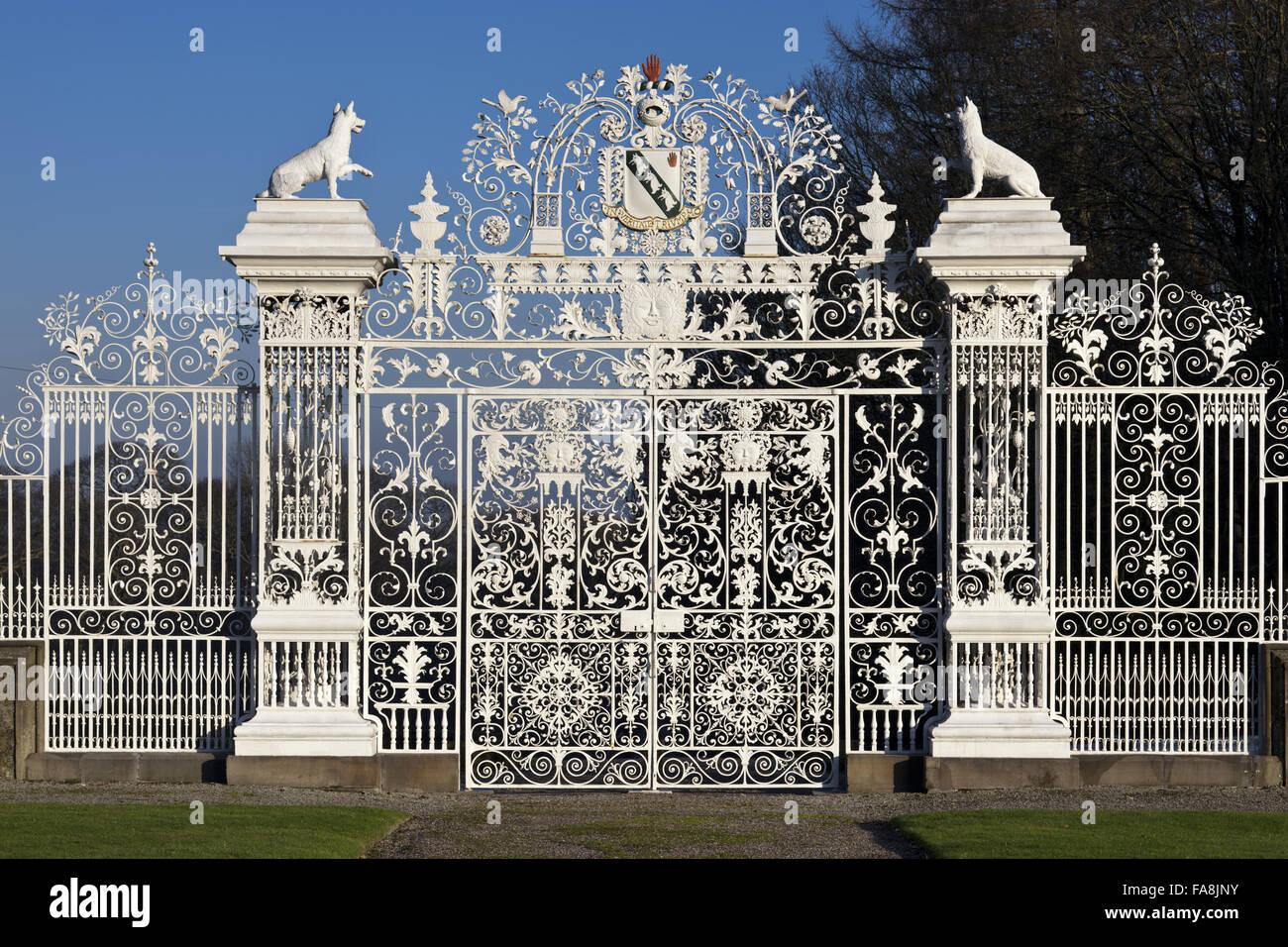 La Davies gate a Chirk Castle, Wrexham. Il battuto in ghisa e cancelli in ferro sono state realizzate mediante la Davies fratelli di Croes Foel, Bersham, tra circa 1712 e 1719. Foto Stock