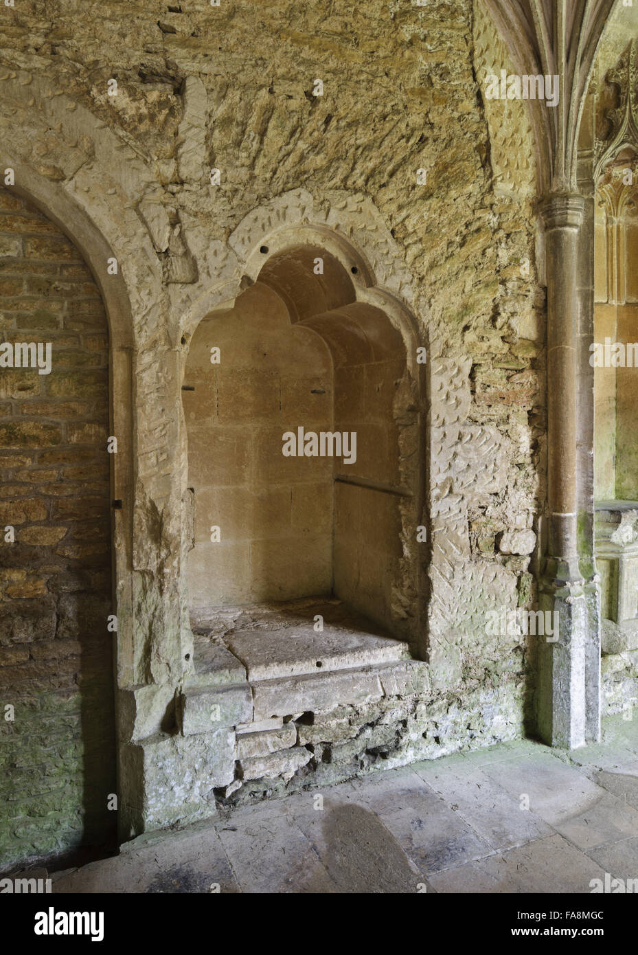 Nicchia di pietra a Lacock Abbey, Wiltshire. Foto Stock
